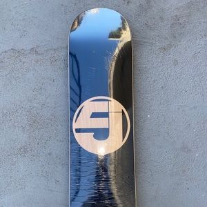 Jurassic 5 Black Wood Grain skateboard DECK New.
7 ply Canadian maple 🍁